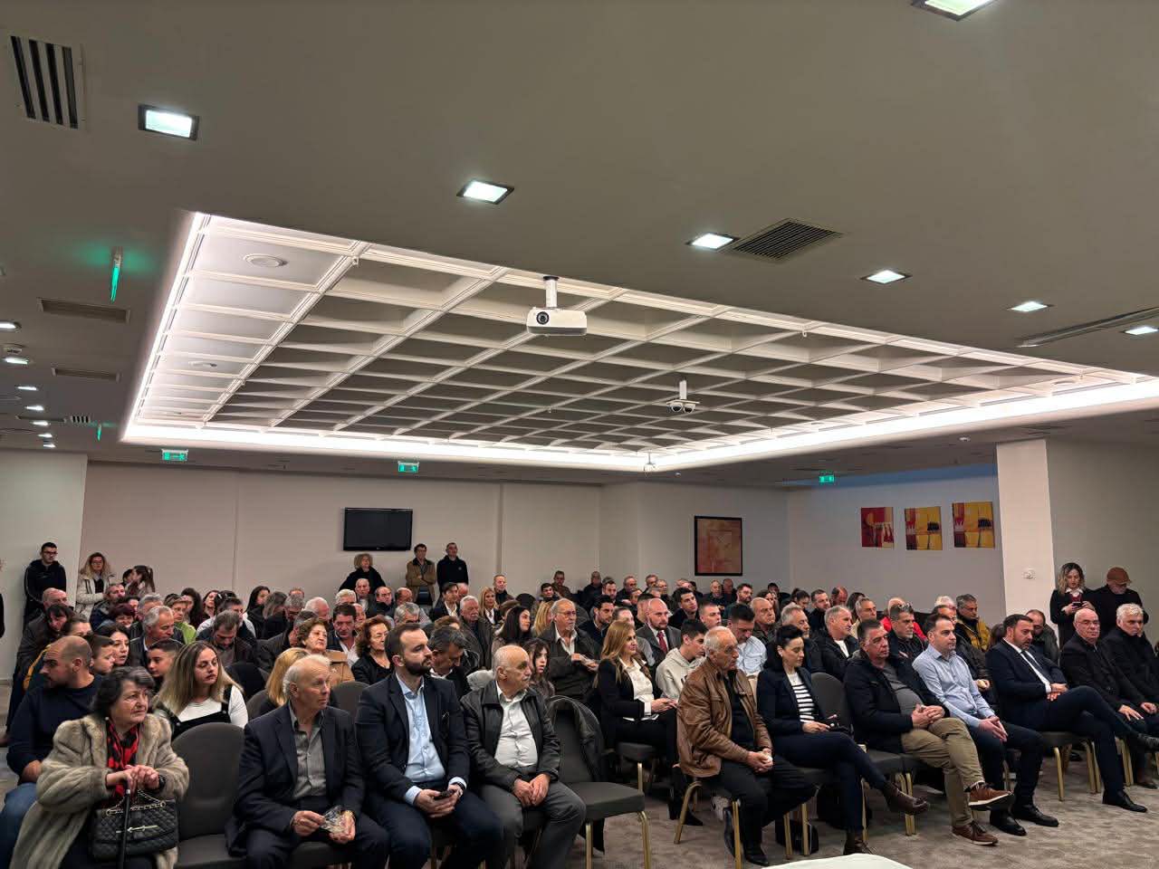 Πολυπληθής κοπή πίτας της Παράταξης Κανελλόπουλου στα Καλάβρυτα ΦΩΤΟ