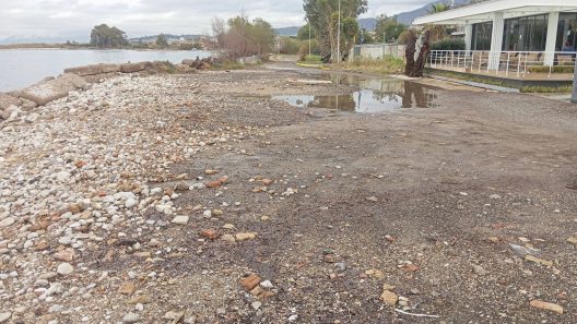 Ιτιές Πατρών: Πλημμύρες και διάβρωση ακτών - Κάτοικοι στο Patrapress.gr: « Ως πότε θα είμαστε τέταρτης κατηγορίας» ΦΩΤΟ