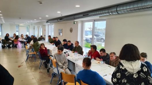 Χόρτασαν ψητά στο ΕΚΑΜΕ/ΑμεΑ Αιγίου ΦΩΤΟ