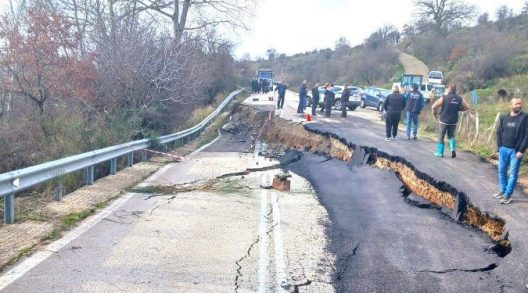 Πατρών - Τριπόλεως: Παραμένει κλειστός ο κατεστραμμένος δρόμος - Μαρτυρίες στο Patrapress.gr: «Βλέπανε ρωγμές και καθιζήσεις» ΦΩΤΟ