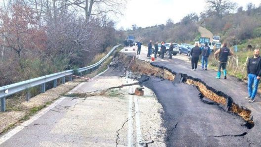 Πατρών - Τριπόλεως: Παραμένει κλειστός ο κατεστραμμένος δρόμος - Μαρτυρίες στο Patrapress.gr: «Βλέπανε ρωγμές και καθιζήσεις» ΦΩΤΟ