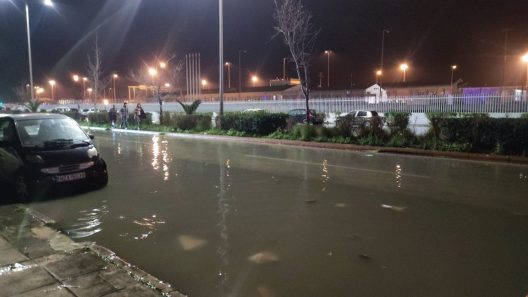 Πάτρα: Χίλιοι θαμώνες χώρου διασκέδασης έγιναν μούσκεμα στην πλημμυρισμένη Ακτή Δυμαίων ΦΩΤΟ