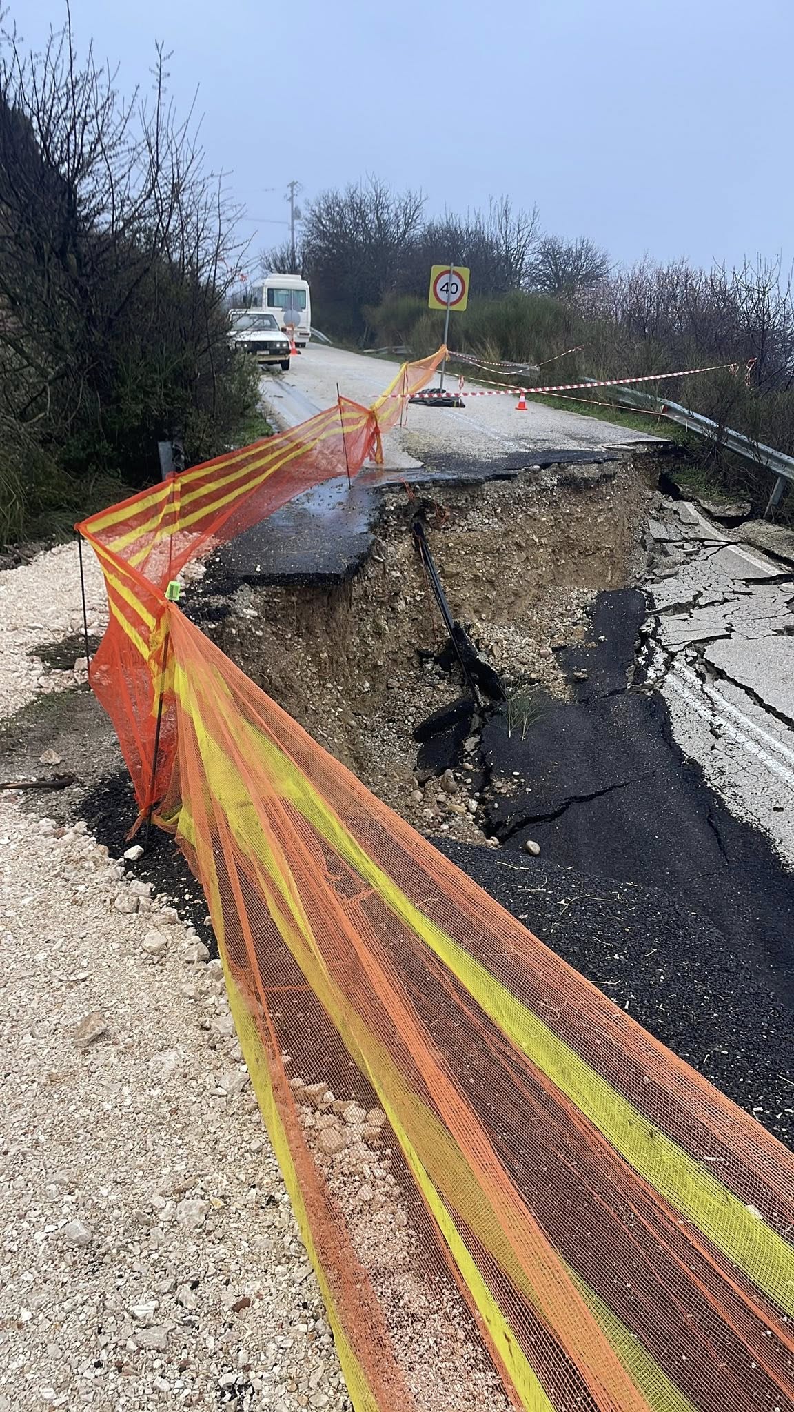 Πατρών - Τριπόλεως: Νέες καθιζήσεις, βάθους 3,5 μ., στον δρόμο που κόπηκε στα δύο ΦΩΤΟ 31 Πατρών - Τριπόλεως: Νέες καθιζήσεις, βάθους 3,5 μ., στον δρόμο που κόπηκε στα δύο ΦΩΤΟ