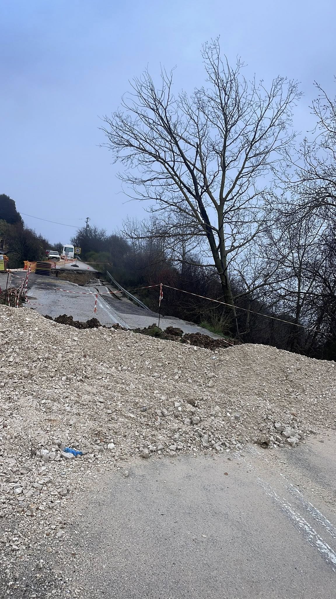 Πατρών - Τριπόλεως: Νέες καθιζήσεις, βάθους 3,5 μ., στον δρόμο που κόπηκε στα δύο ΦΩΤΟ 30 Πατρών - Τριπόλεως: Νέες καθιζήσεις, βάθους 3,5 μ., στον δρόμο που κόπηκε στα δύο ΦΩΤΟ