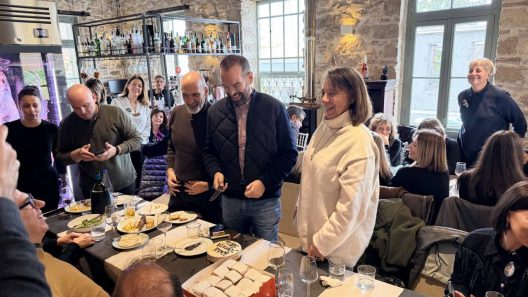 Τσίκνισε με συνεργάτες του σε γιορτινό...περιβάλλον ο Φαρμάκης ΦΩΤΟ