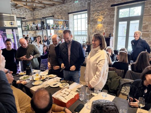 Τσίκνισε με συνεργάτες του σε γιορτινό...περιβάλλον ο Φαρμάκης ΦΩΤΟ