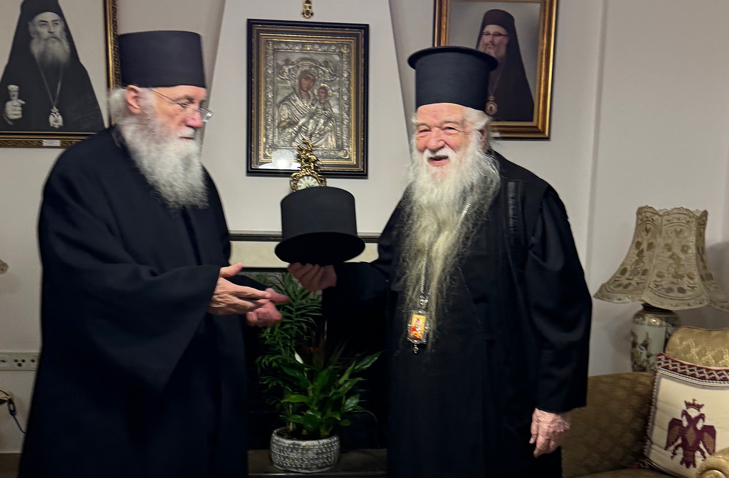 Ο Μουλατσιώτης στον Αμβρόσιο με χάρισμα καλυμμαύχι του ΦΩΤΟ