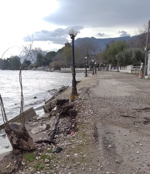 Αχαΐα: Η θάλασσα ξήλωσε φωτιστικούς στύλους, με κίνδυνο ηλεκτροπληξίας ΦΩΤΟ