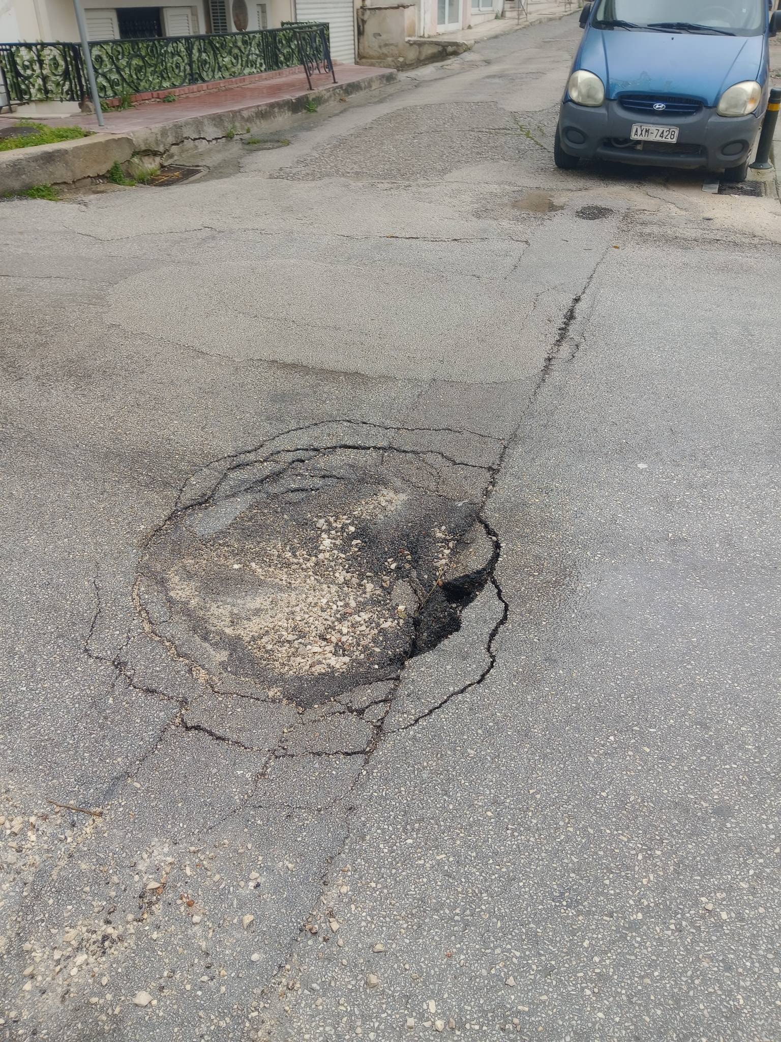 Πάτρα: Η τρύπα που «καταπίνει» αυτοκίνητα και θες...Αγιο ΦΩΤΟ