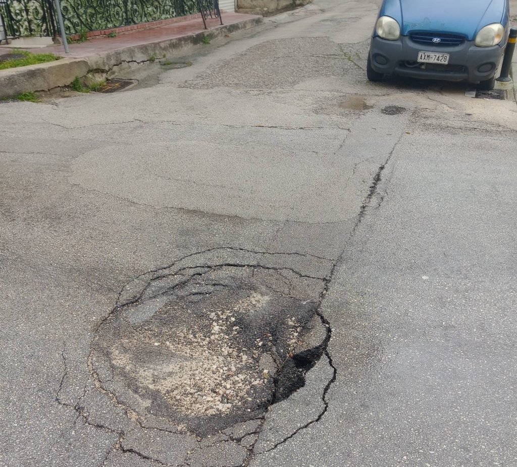 Πάτρα: Η τρύπα που «καταπίνει» αυτοκίνητα και θες...Αγιο ΦΩΤΟ