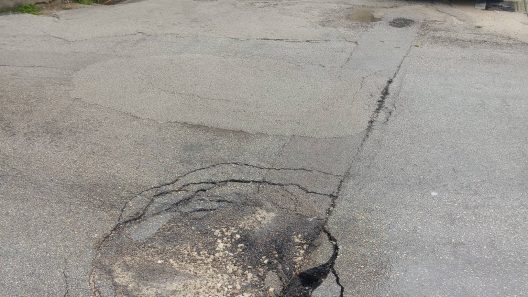 Πάτρα: Η τρύπα που «καταπίνει» αυτοκίνητα και θες...Αγιο ΦΩΤΟ