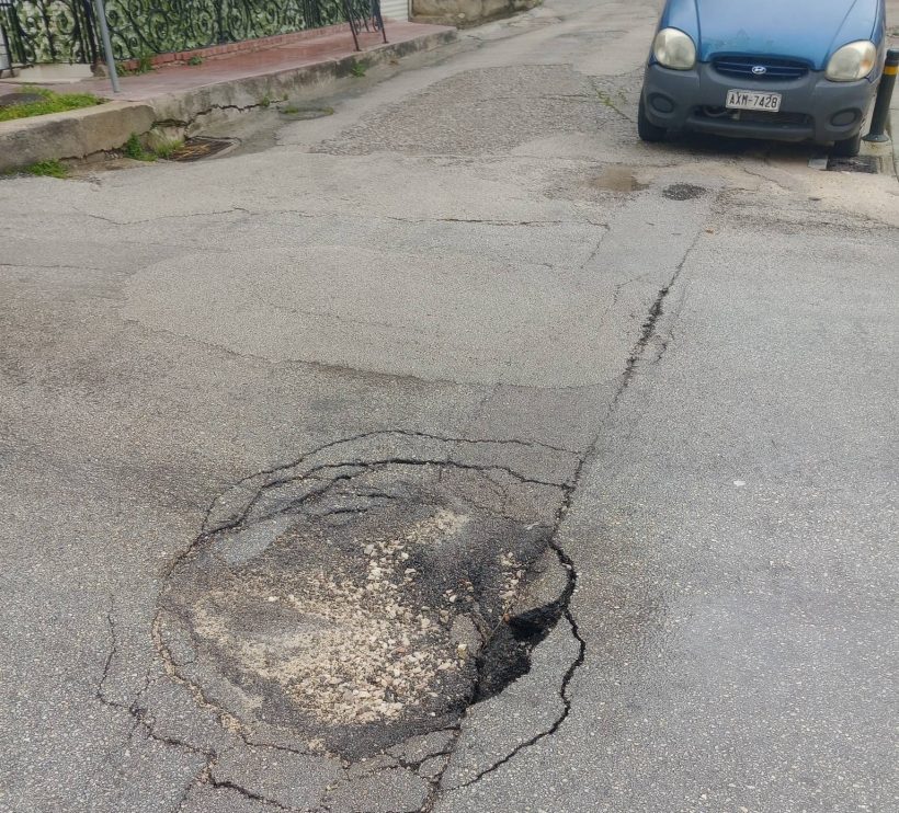 Πάτρα: Η τρύπα που «καταπίνει» αυτοκίνητα και θες...Αγιο ΦΩΤΟ