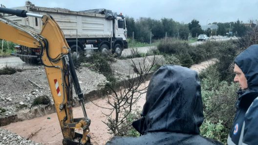 Ελεκίστρα Πατρών: «Φούσκωσε» ανησυχητικά το ρέμα, επενέβη η Πολιτική Προστασία