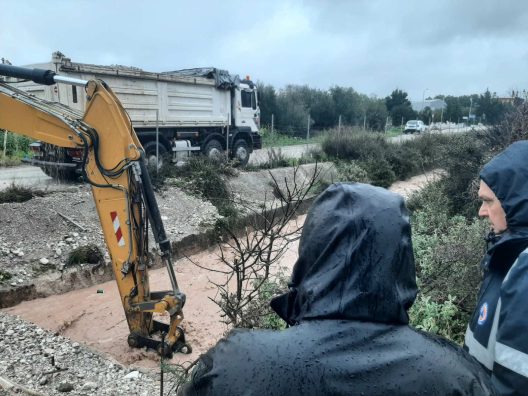 Ελεκίστρα Πατρών: «Φούσκωσε» ανησυχητικά το ρέμα, επενέβη η Πολιτική Προστασία