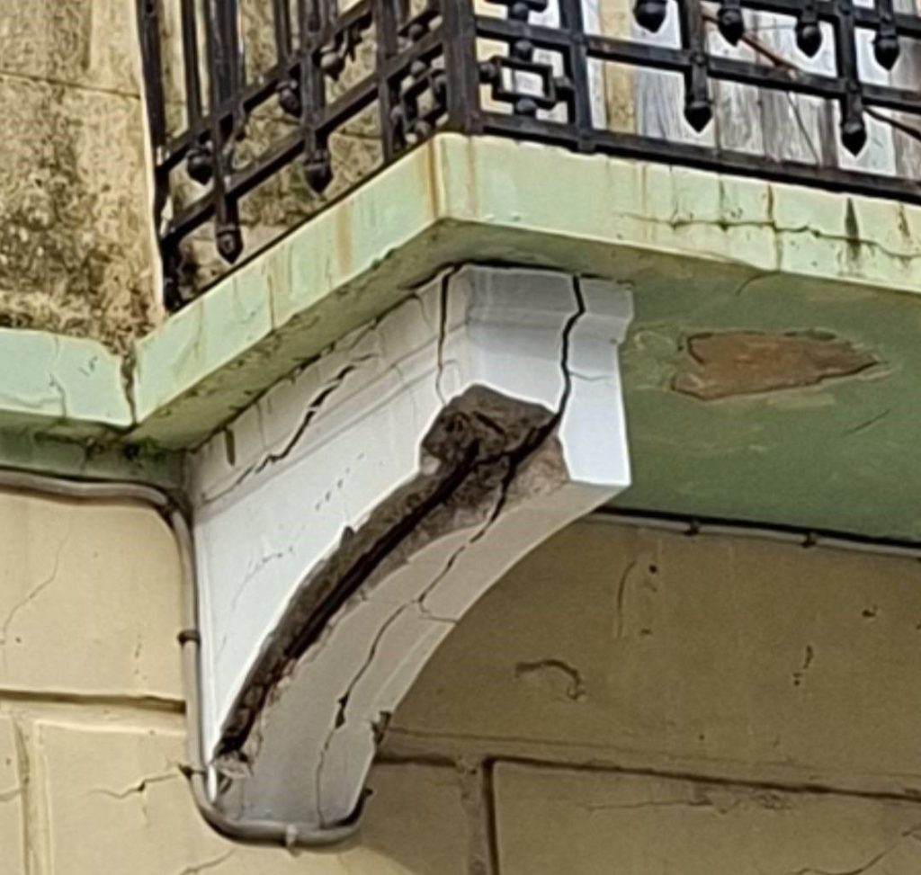 Πάτρα: Μπαλκόνι έτοιμο να πέσει, κίνδυνος για πεζούς ΦΩΤΟ