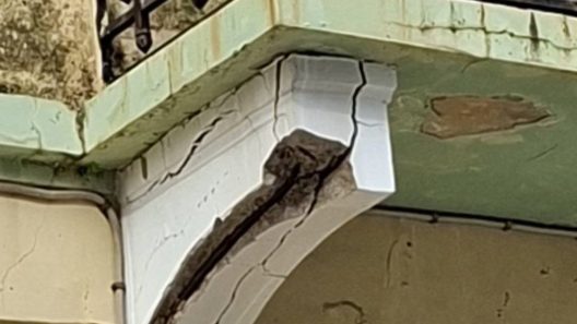 Πάτρα: Μπαλκόνι έτοιμο να πέσει, κίνδυνος για πεζούς ΦΩΤΟ