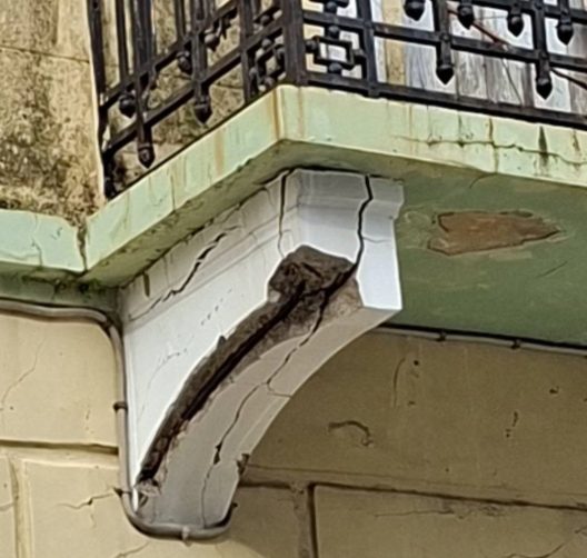 Πάτρα: Μπαλκόνι έτοιμο να πέσει, κίνδυνος για πεζούς ΦΩΤΟ 26 Πάτρα: Μπαλκόνι έτοιμο να πέσει, κίνδυνος για πεζούς ΦΩΤΟ