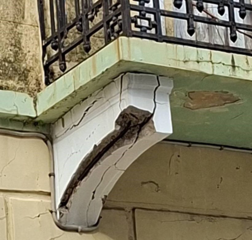 Πάτρα: Μπαλκόνι έτοιμο να πέσει, κίνδυνος για πεζούς ΦΩΤΟ