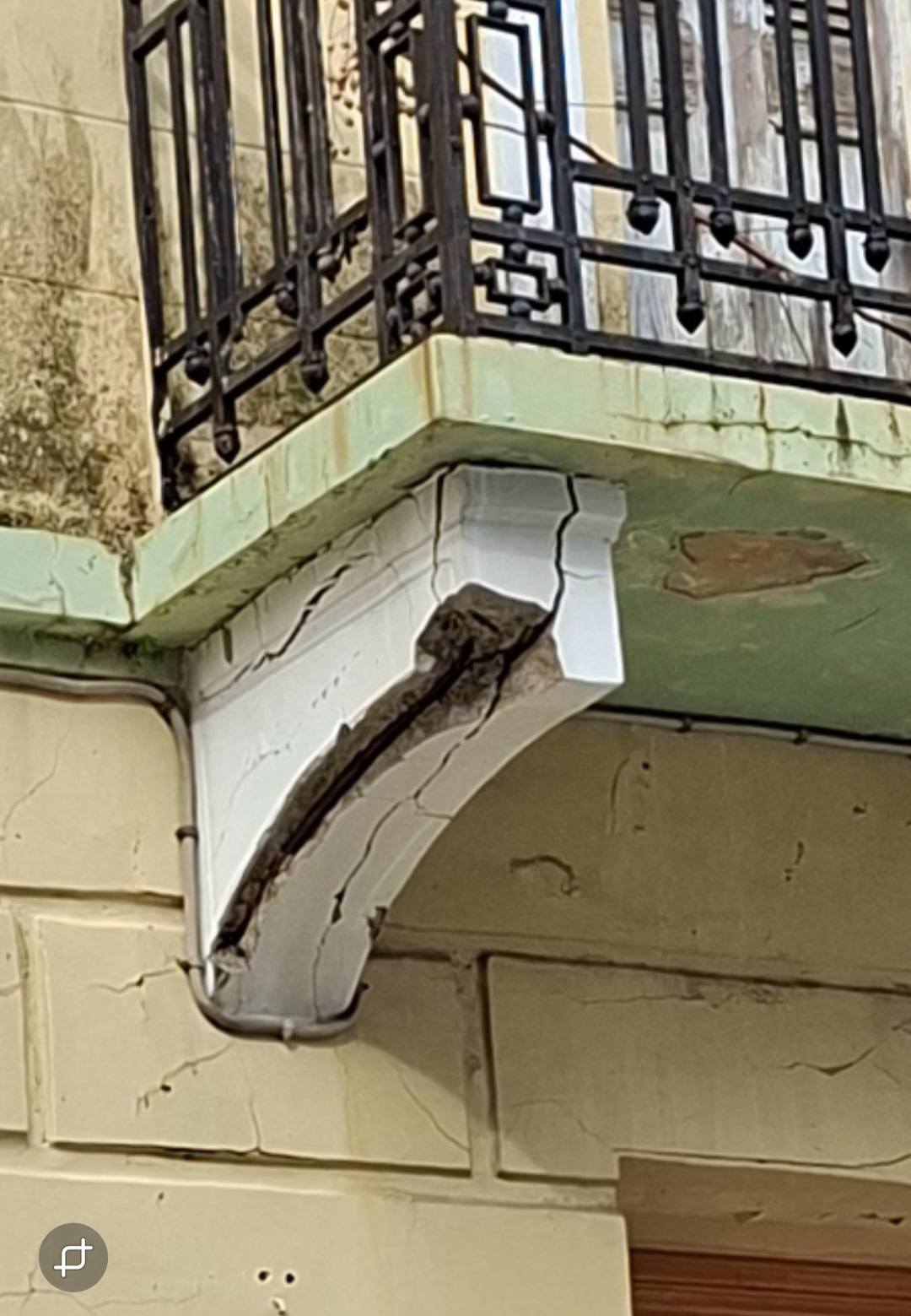 Πάτρα: Μπαλκόνια κτιρίων έτοιμα να καταρρεύσουν - Εικόνες τρόμου στο κέντρο ΦΩΤΟ