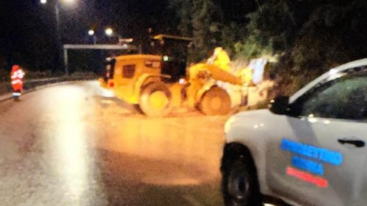 Πάτρα: Κατολισθήσεις στην Περιμετρική από την δυνατή βροχή - Ολονύχτια επιφυλακή ΦΩΤΟ