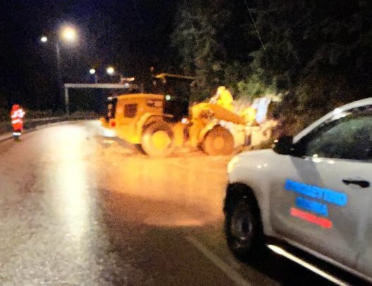 Πάτρα: Κατολισθήσεις στην Περιμετρική από την δυνατή βροχή - Ολονύχτια επιφυλακή ΦΩΤΟ