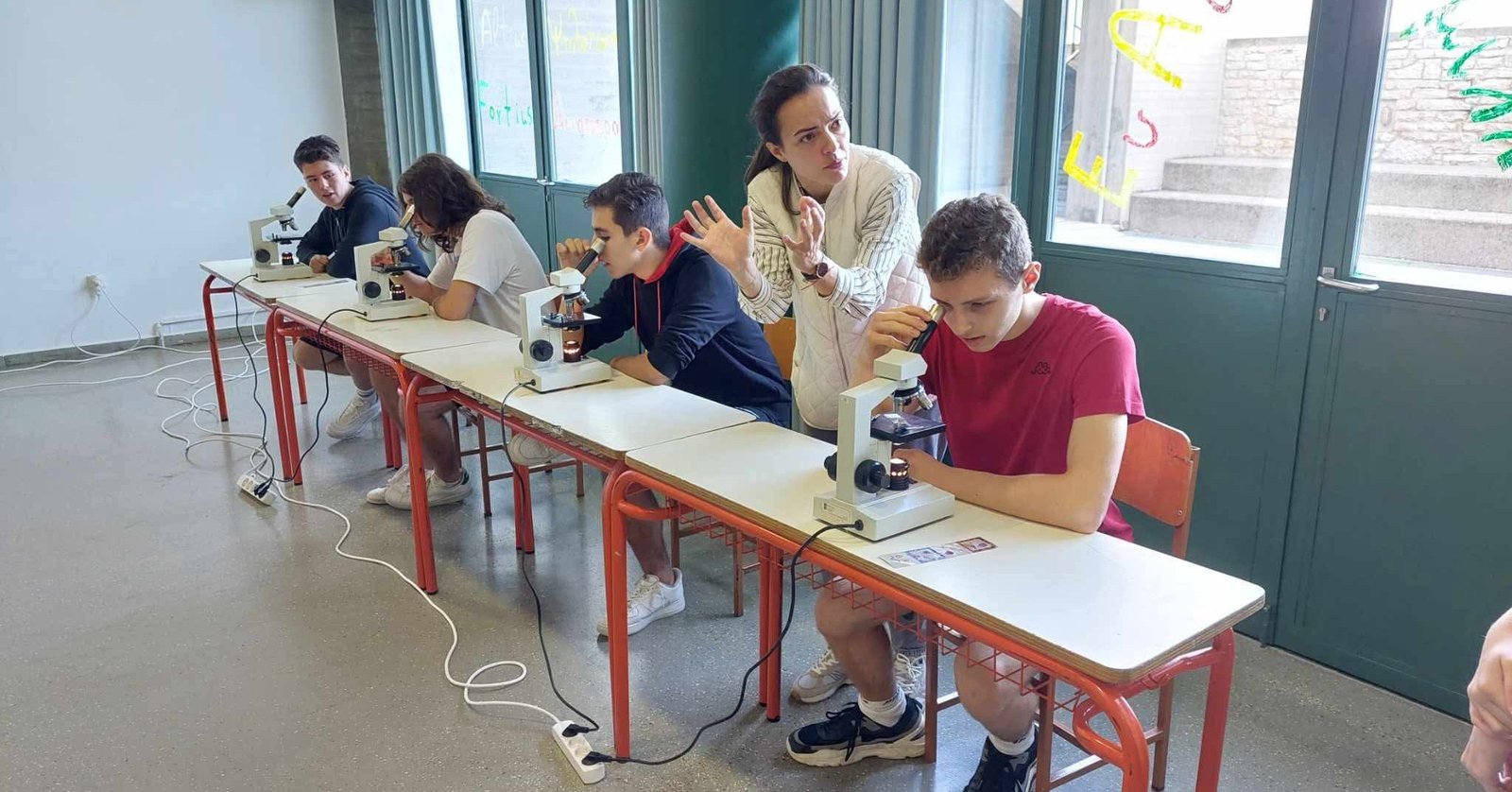 Πειράματα στο Αρσάκειο Γυμνάσιο Πατρών για αξία στη γνώση ΦΩΤΟ