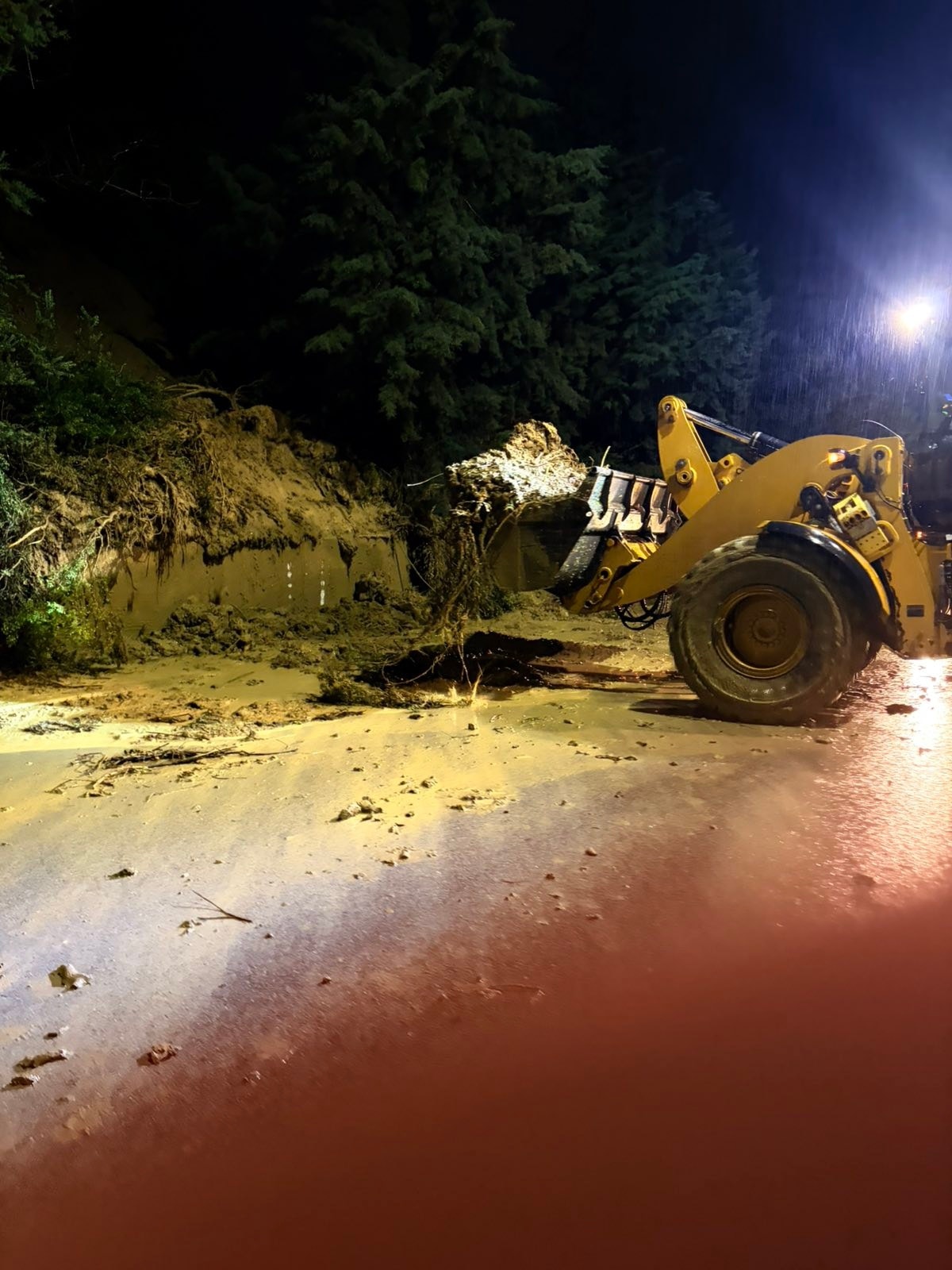 Πάτρα: Κατολισθήσεις στην Περιμετρική από την δυνατή βροχή - Ολονύχτια επιφυλακή ΦΩΤΟ