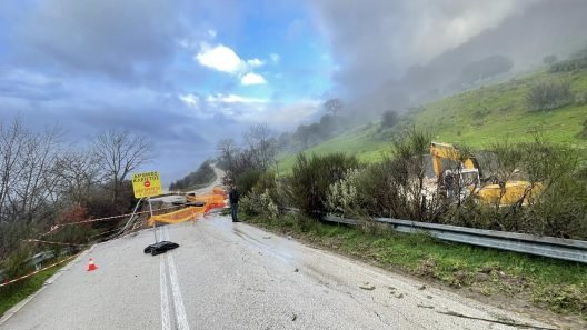 Πατρών - Τριπόλεως: Νέες καθιζήσεις, βάθους 3,5 μ., στον δρόμο που κόπηκε στα δύο ΦΩΤΟ