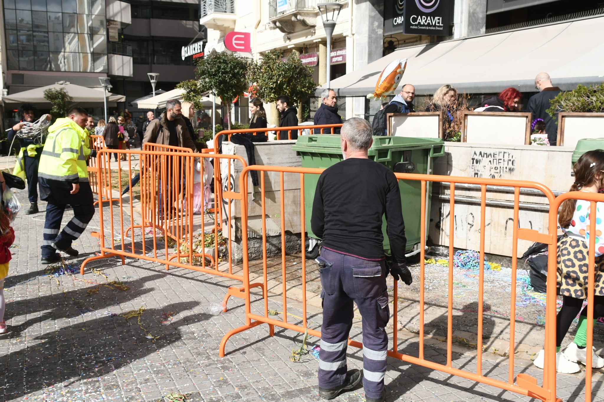 Πάτρα: Η «μάχη» για την εικόνα της πόλης, πριν και μετά, από την παρέλαση των μικρών Καρναβαλιστών ΦΩΤΟ