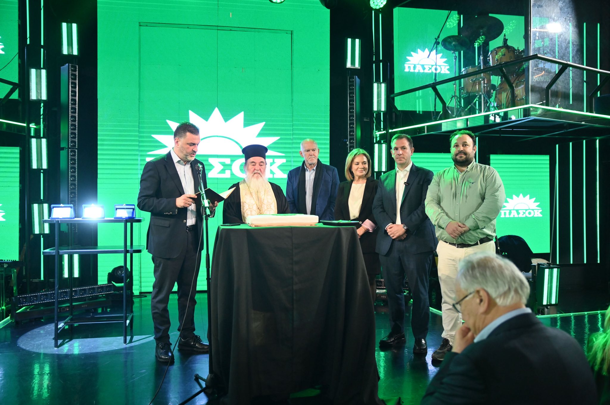 Πάτρα: Κοσμοσυρροή στην πίτα του ΠΑΣΟΚ Αχαΐας, με Παπανδρέου, Δουδωνή, Σταρακά ΦΩΤΟ