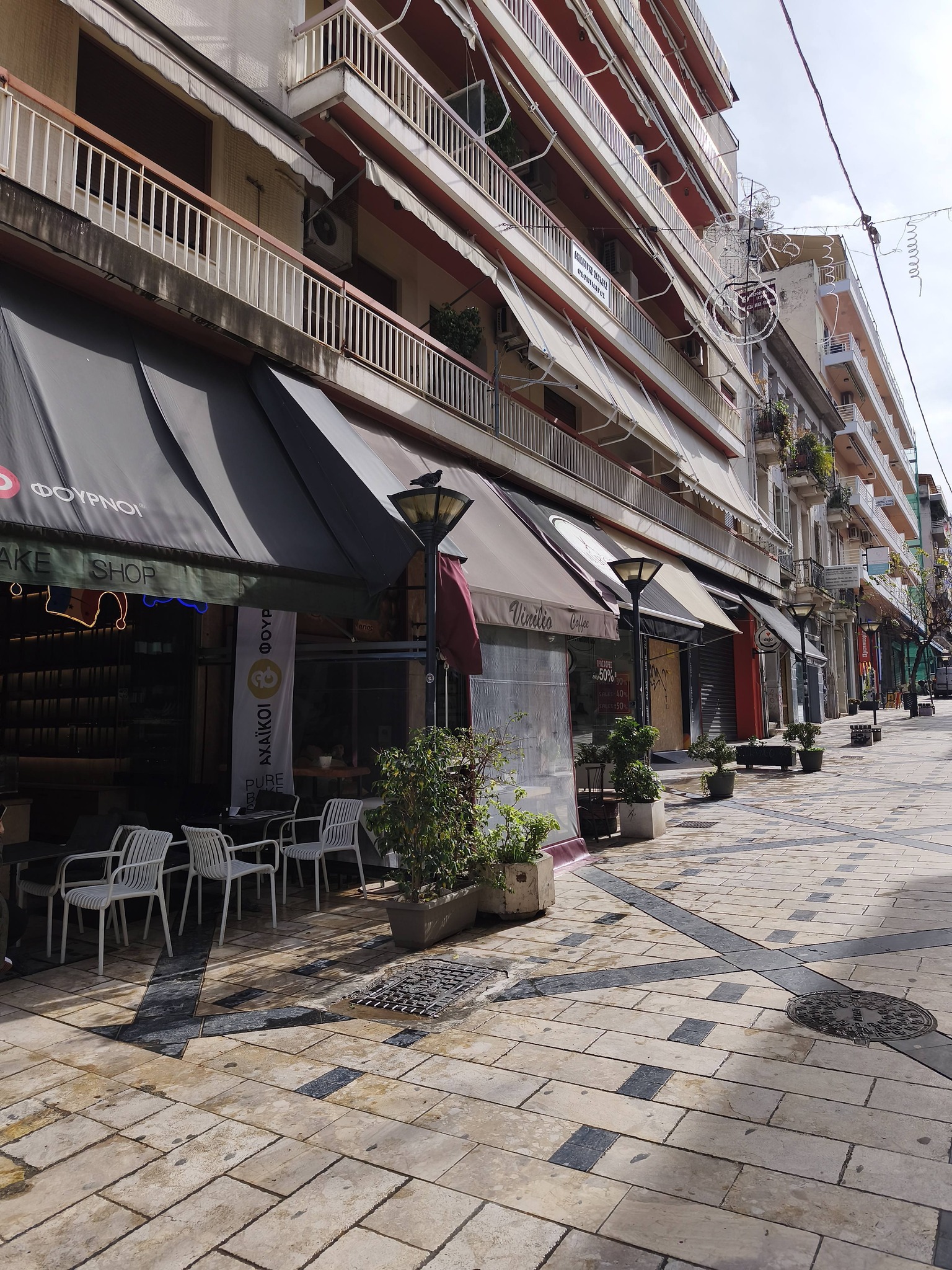 Πάτρα: Βρώμικοι φανοστάτες σε δρόμους και πεζόδρομους ΦΩΤΟ 32 Πάτρα: Βρώμικοι φανοστάτες σε δρόμους και πεζόδρομους ΦΩΤΟ