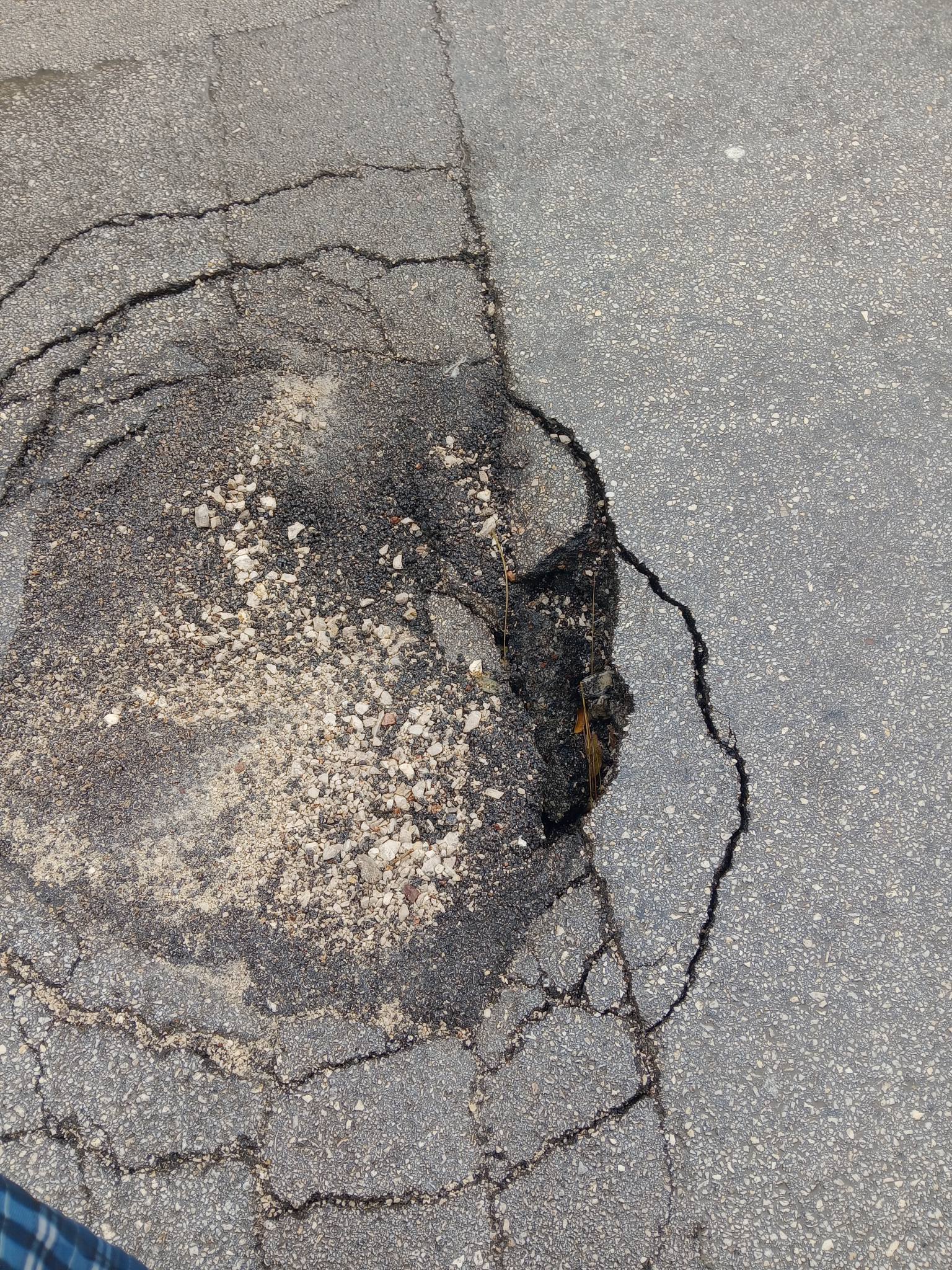 Πάτρα: Η τρύπα που «καταπίνει» αυτοκίνητα και θες...Αγιο ΦΩΤΟ