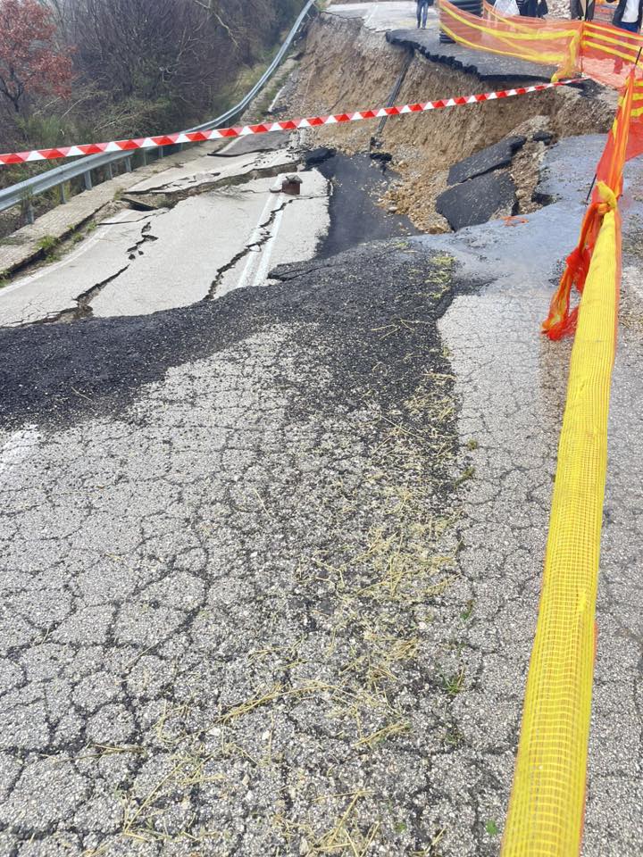Πατρών - Τριπόλεως: Νέες καθιζήσεις, βάθους 3,5 μ., στον δρόμο που κόπηκε στα δύο ΦΩΤΟ 29 Πατρών - Τριπόλεως: Νέες καθιζήσεις, βάθους 3,5 μ., στον δρόμο που κόπηκε στα δύο ΦΩΤΟ