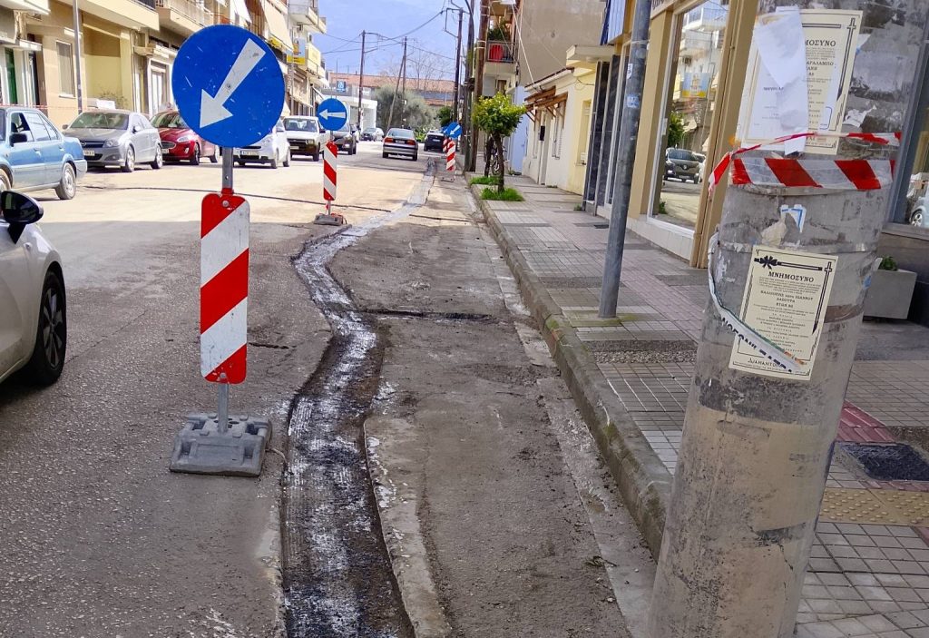 Πάτρα: Σκάβουν για οπτικές ίνες και σπάνε σωλήνες και ρολόγια νερού ΦΩΤΟ