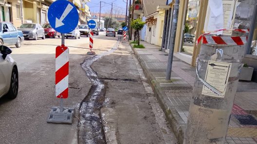 Ζαρουχλέΐκα Πάτρας: Γκρίνια για τις οπτικές ίνες εν ώρα κυκλοφοριακού φόρτου ΦΩΤΟ