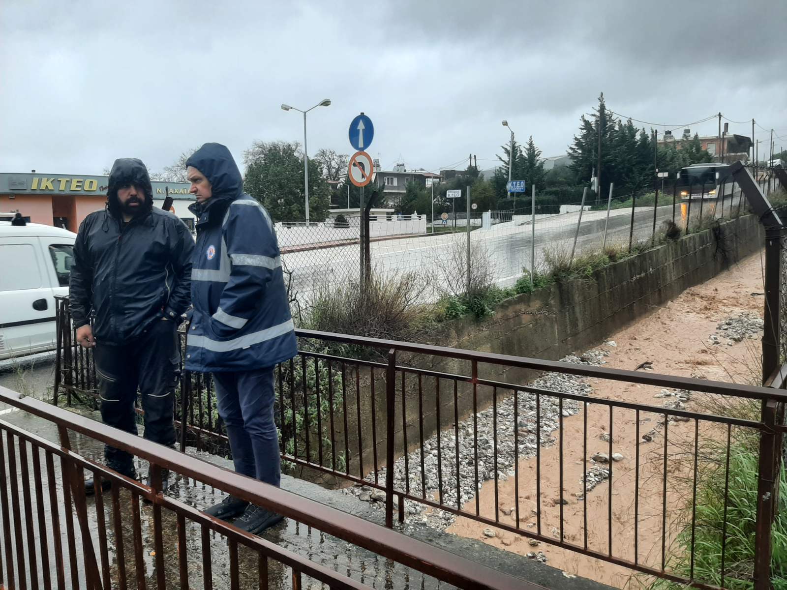 Ελεκίστρα Πατρών: «Φούσκωσε» ανησυχητικά το ρέμα, επενέβη η Πολιτική Προστασία