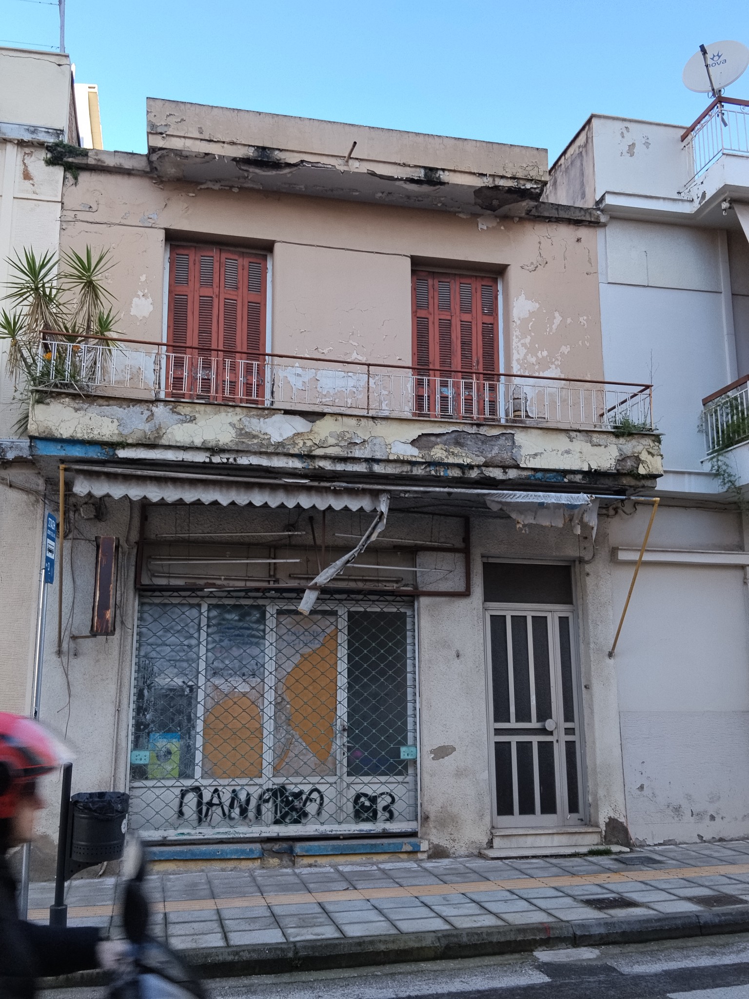 Πάτρα: Μπαλκόνια κτιρίων έτοιμα να καταρρεύσουν - Εικόνες τρόμου στο κέντρο ΦΩΤΟ