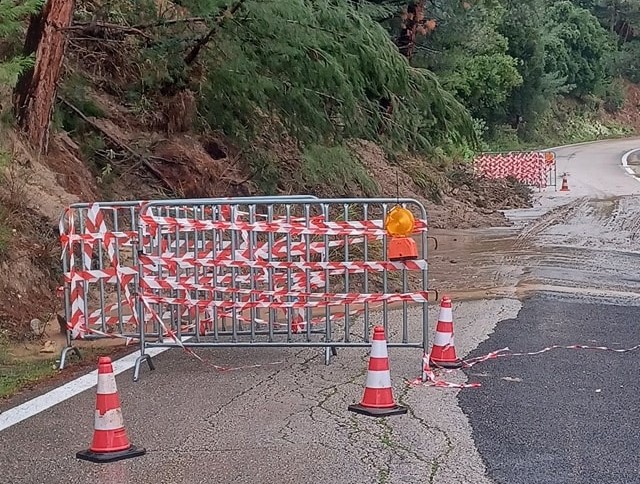 Πάτρα: Κατολίσθηση στον δρόμο Καρυά - Παλαιό Σούλι - Εκλεισε προσωρινά ΦΩΤΟ