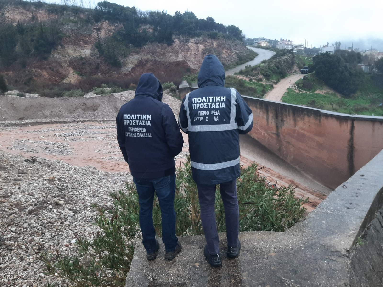 Ελεκίστρα Πατρών: «Φούσκωσε» ανησυχητικά το ρέμα, επενέβη η Πολιτική Προστασία