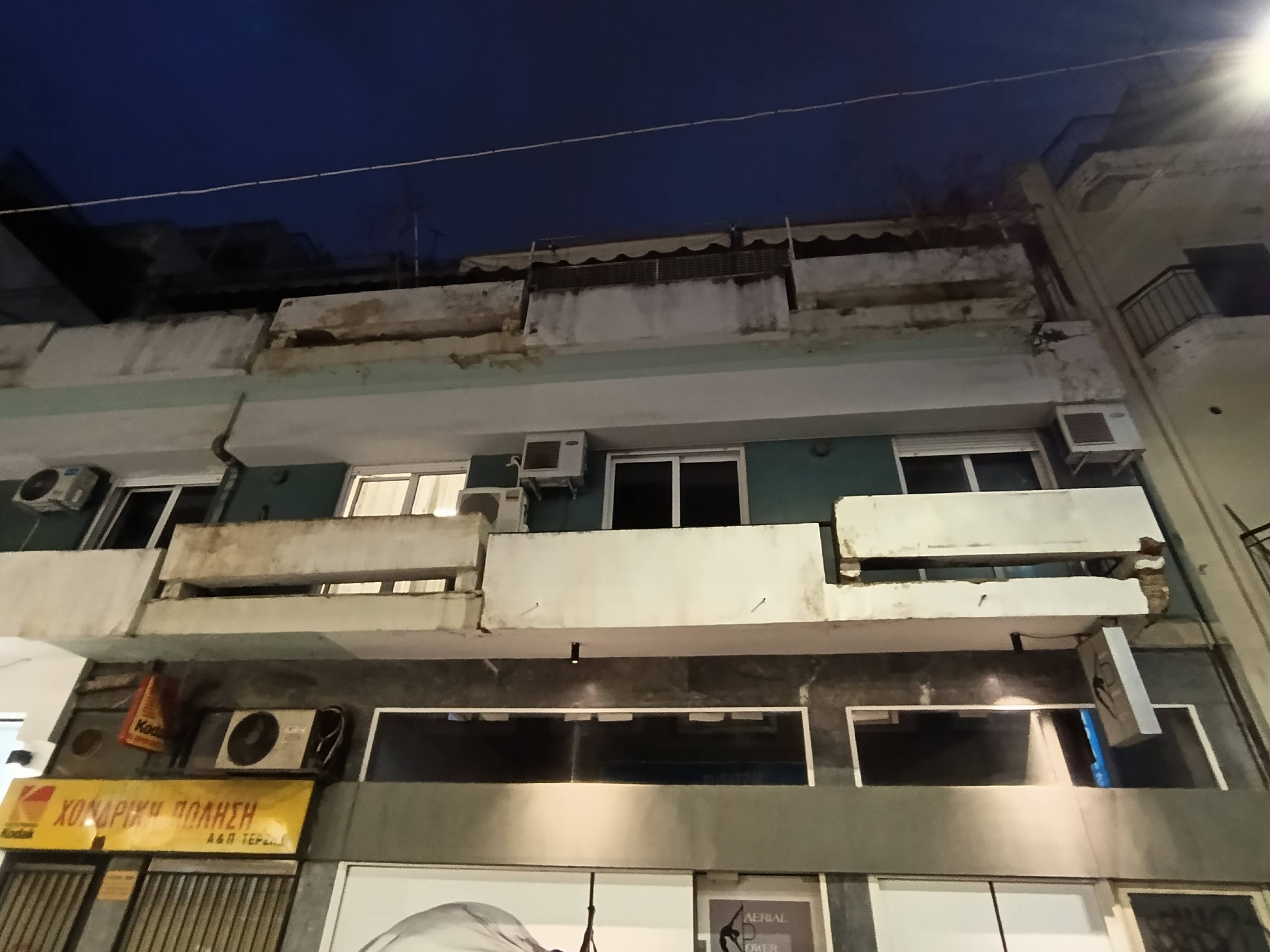 Πάτρα: Μπαλκόνια κτιρίων έτοιμα να καταρρεύσουν - Εικόνες τρόμου στο κέντρο ΦΩΤΟ