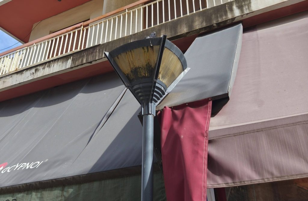 Πάτρα: Βρώμικοι φανοστάτες σε δρόμους και πεζόδρομους ΦΩΤΟ