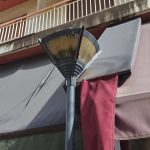 Πάτρα: Βρώμικοι φανοστάτες σε δρόμους και πεζόδρομους ΦΩΤΟ