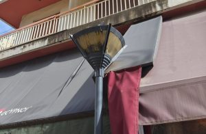 Πάτρα: Βρώμικοι φανοστάτες σε δρόμους και πεζόδρομους ΦΩΤΟ