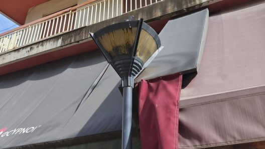 Πάτρα: Βρώμικοι φανοστάτες σε δρόμους και πεζόδρομους ΦΩΤΟ 36 Πάτρα: Βρώμικοι φανοστάτες σε δρόμους και πεζόδρομους ΦΩΤΟ