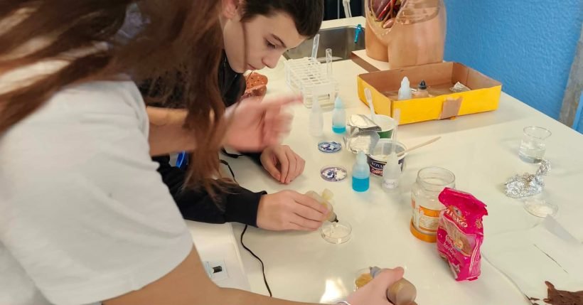 Πειράματα στο Αρσάκειο Γυμνάσιο Πατρών για αξία στη γνώση ΦΩΤΟ