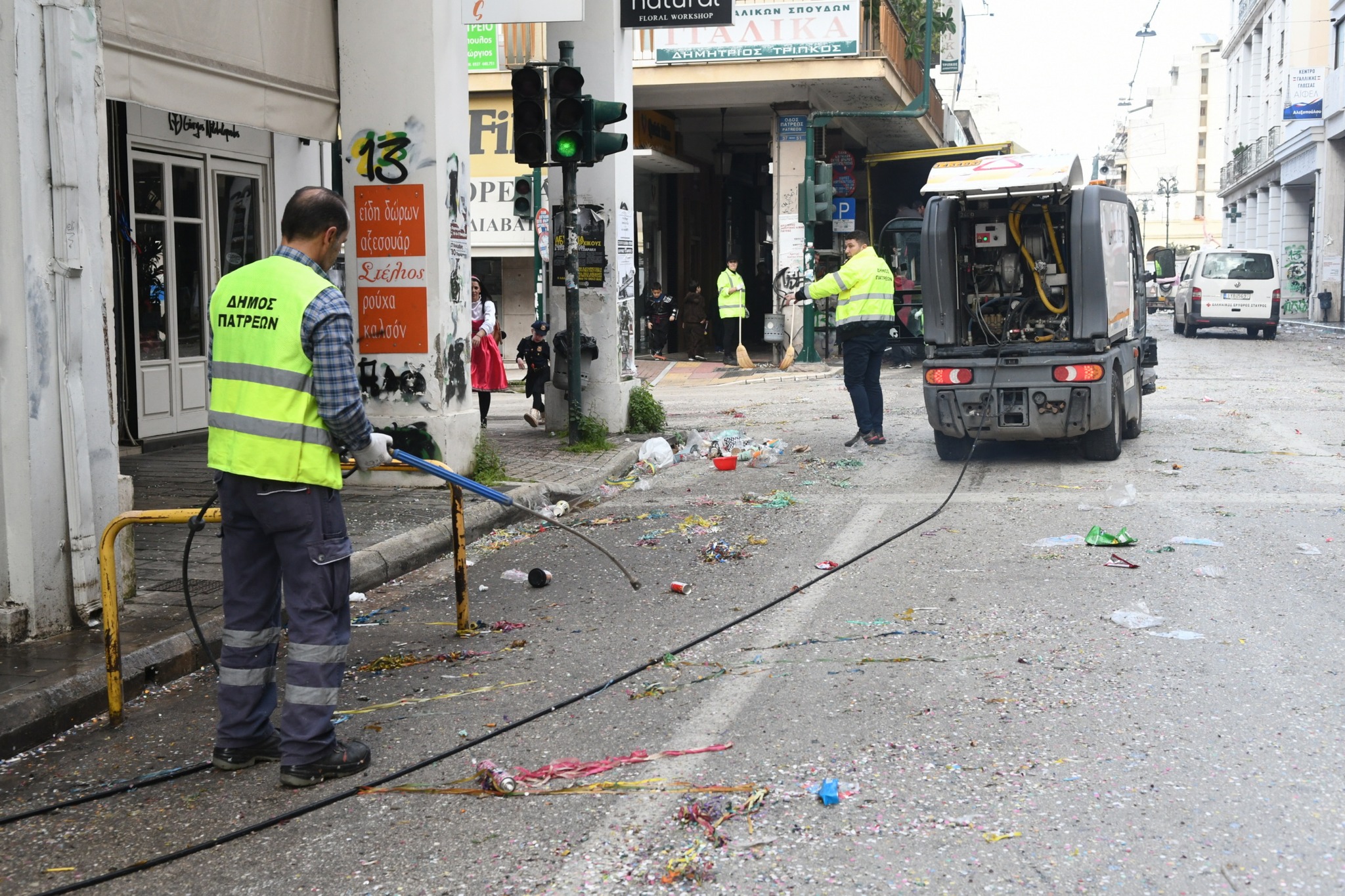 Πάτρα: Η «μάχη» για την εικόνα της πόλης, πριν και μετά, από την παρέλαση των μικρών Καρναβαλιστών ΦΩΤΟ 29 Πάτρα: Η «μάχη» για την εικόνα της πόλης, πριν και μετά, από την παρέλαση των μικρών Καρναβαλιστών ΦΩΤΟ