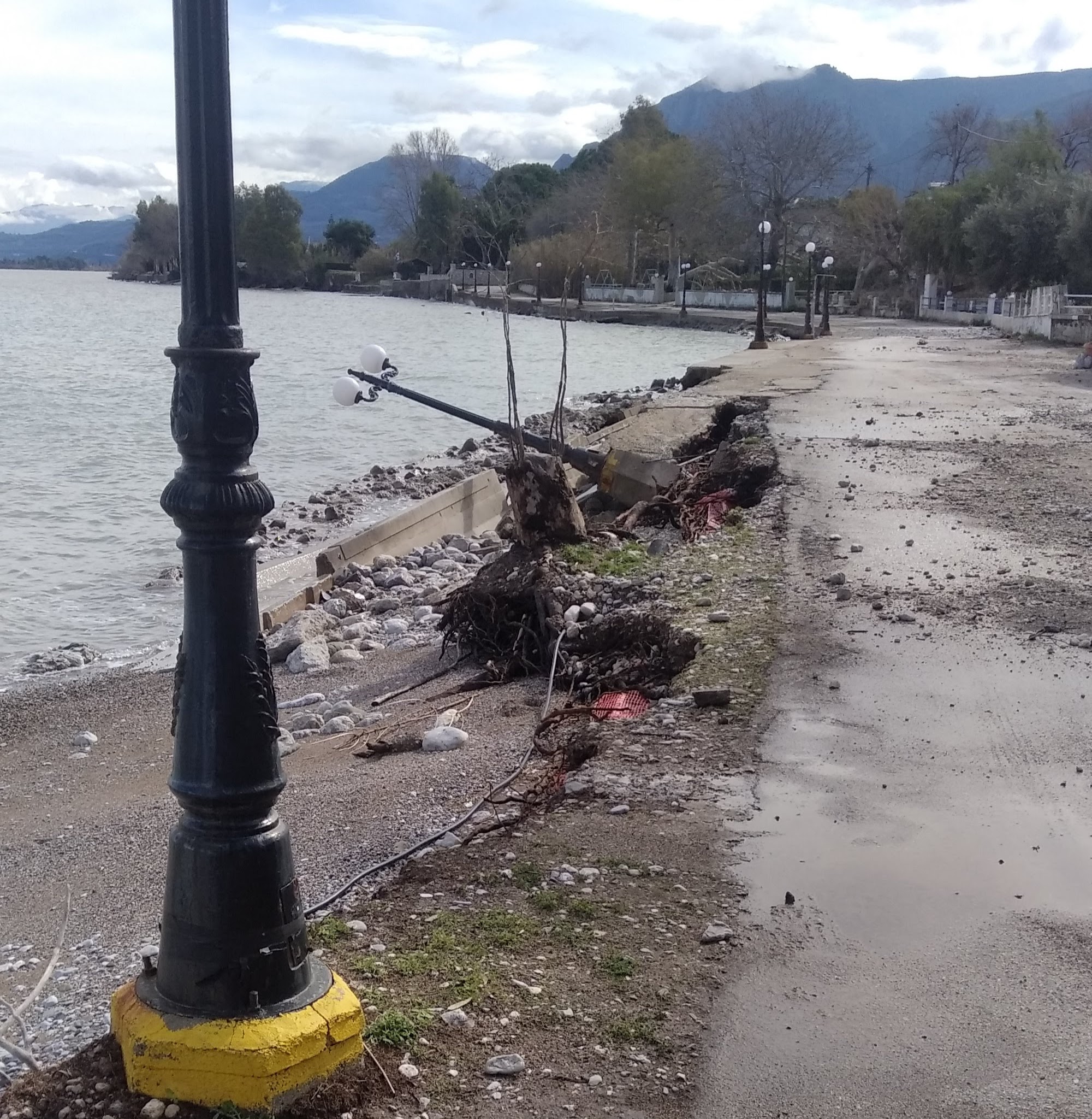 Αχαΐα: Η θάλασσα ξήλωσε φωτιστικούς στύλους, με κίνδυνο ηλεκτροπληξίας ΦΩΤΟ