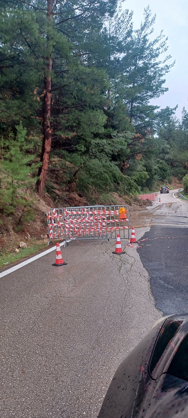 Πάτρα: Κατολίσθηση στον δρόμο Καρυά - Παλαιό Σούλι - Εκλεισε προσωρινά ΦΩΤΟ
