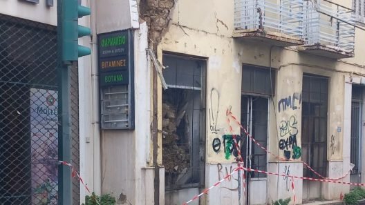 Προσφυγικά Πάτρας: «Κατέρρευσε» διατηρητέο κτίριο με ...30 κληρονόμους - Μέτρα από ΕΛΑΣ και ΚΤΕΛ ΦΩΤΟ
