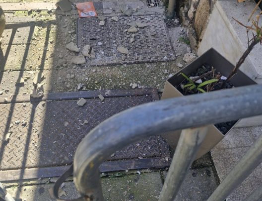 Πάτρα: Επεσαν σοβάδες δίπλα σε κεντρική Υπηρεσία του Δήμου - «Ανευθυνότητα - αδιαφορία, εγκατάλειψη» ΦΩΤΟ